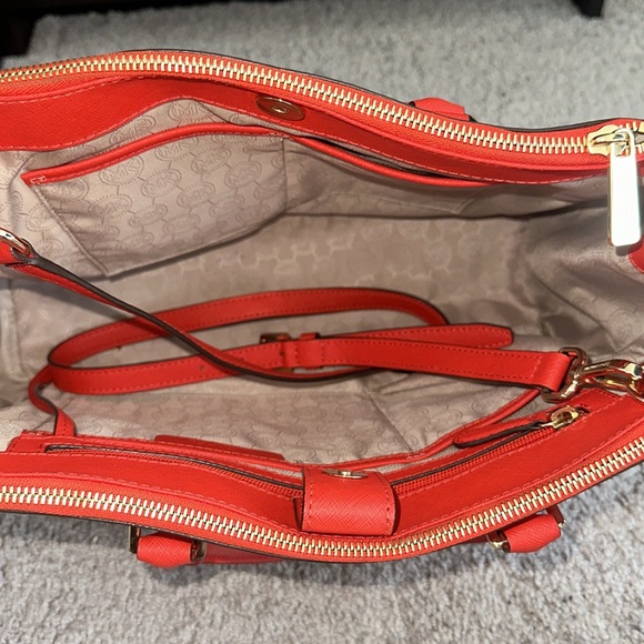 Beautiful well maintained Michael Kors handbag with strap - Picture 4 of 12
